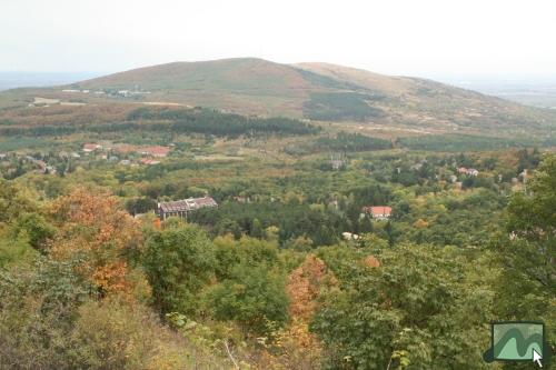 Mátrafüred a Muzsláról, háttérben a Sár-heggyel