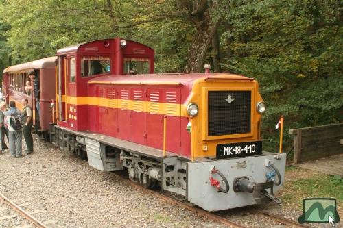 MK48-410 számú mozdony a szerelvény elején