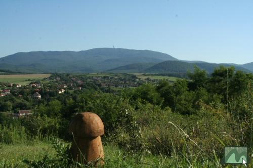 Panoráma Bodonyra háttérben a Kékessel