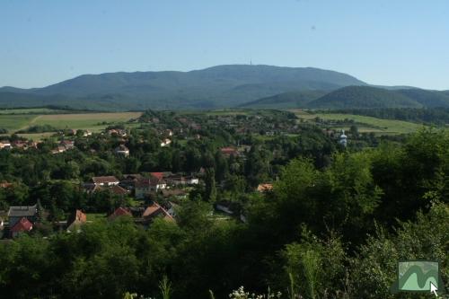 Panoráma Bodonyra, háttérben a Kékessel