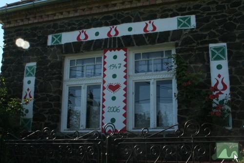 Motívumok a Bodonyi Kincsesház és Népi Motívumgyűjtemény homlokzatán