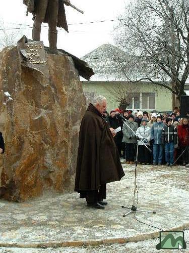 Gyöngyös - Szoboravatás - Hován Ágoston rendházfõnök (2004.01.09.)