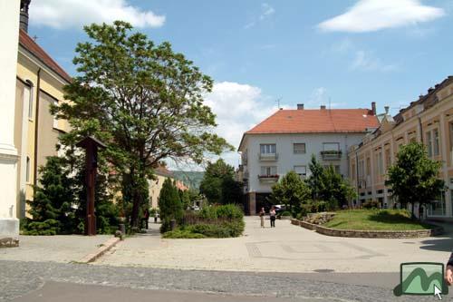 Szent Bertalan templom déli oldala, Gyöngyös Fõ tér