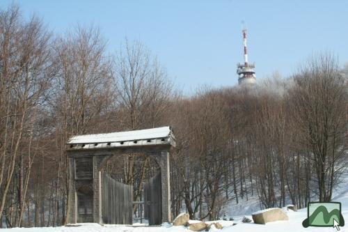 Sífutó centrum Galyatetőn, háttérben a galyatetői BM torony