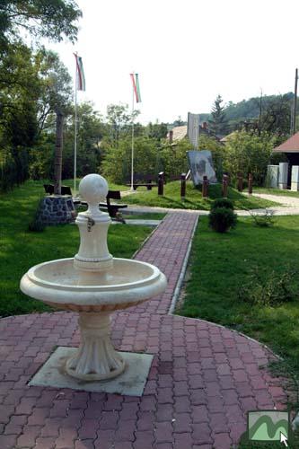 Dorogháza - Millenniumi díszpark ivókúttal