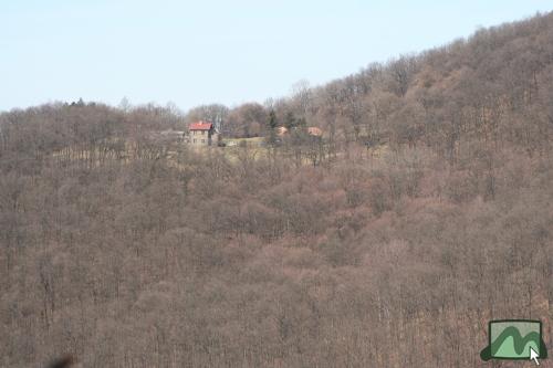 Ágasvári turistaház a Somhegy oldalról
