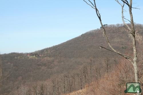 Ágasvári turistaház és Ágasvár (789 m) a Somhegy oldalról