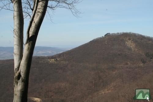 Ágasvári turistaház és Ágasvár (789 m) a Somhegy oldalról