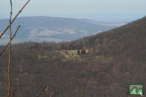 Ágasvári turistaház a Somhegy oldalról (a háttérben már a Cserhát látható)