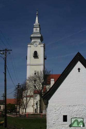 Szent Lőrinc plébániatemplom, előtérben az Oskolamester háza - Pásztó