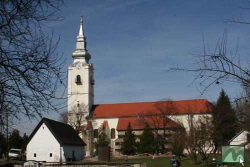 Szent Lőrinc plébániatemplom, előtérben az Oskolamester háza - Pásztó