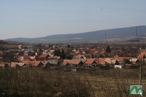 Tar látképe háttérben a Cserhát húzódik