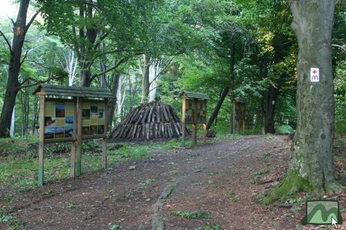 Mátraszentimrei tanösvény, háttérben boksa, a piros kereszt és a Mária-út jelzéseken